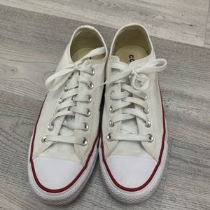 white low top converse size 7 in woman’s and 5 in mens